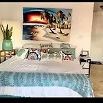 Cozy Studio A Couple Blocks Away From The Beach!