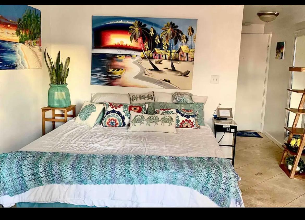 Cozy Studio A Couple Blocks Away From The Beach! *
